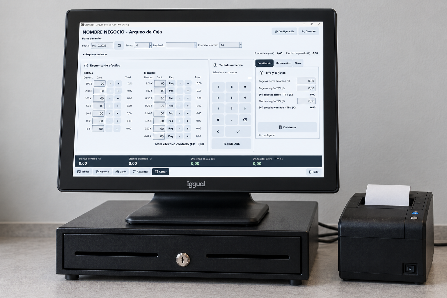 Mockup de CashAudit con la interfaz actual en un TPV, cajón de efectivo e impresora de tickets